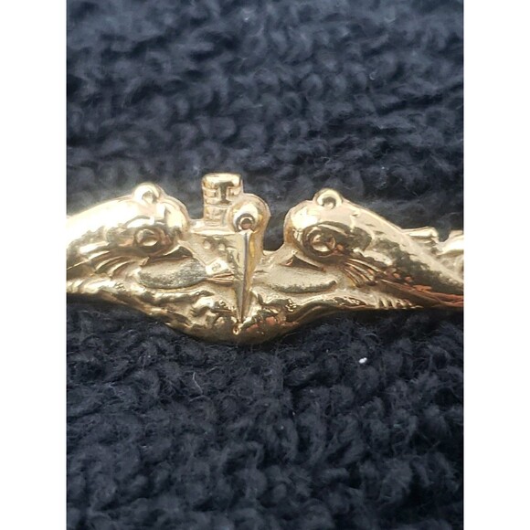 Vintage US Navy Submarine Warfare Insignia Dolphins Pin Gold Tone USN 1960s Tie - Picture 3 of 13